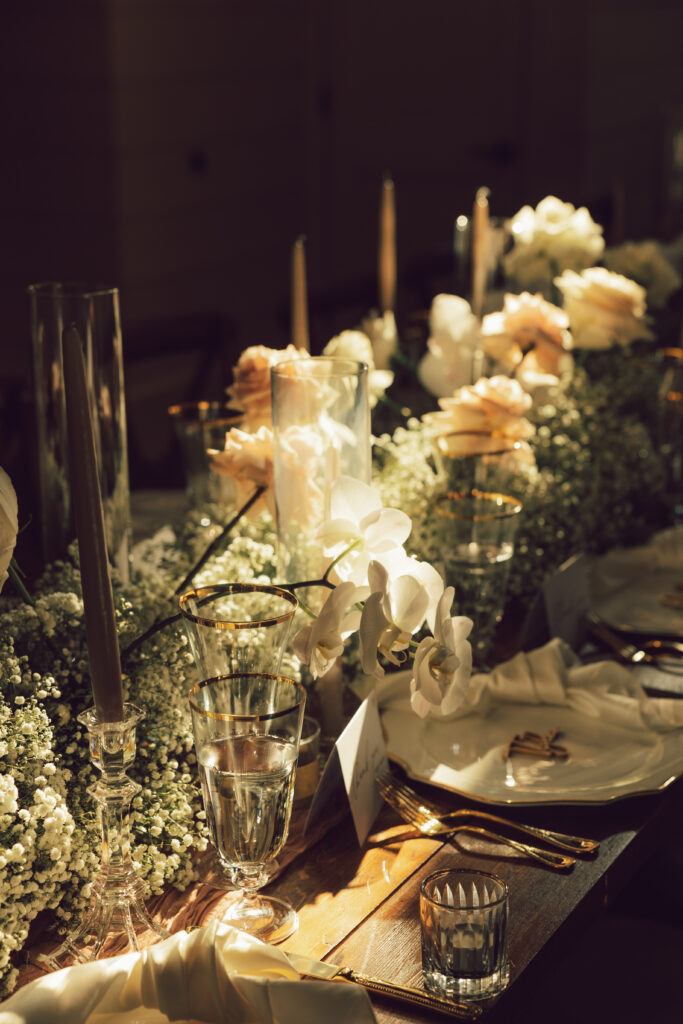 head table florals with the sunlight shining on them