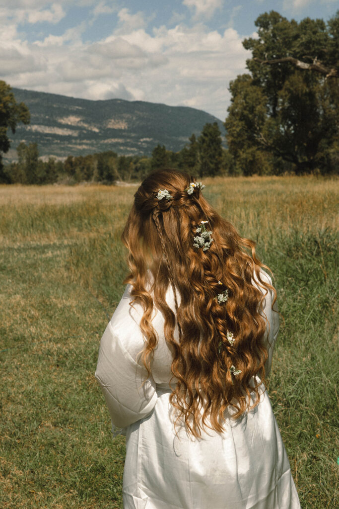 wildflowers in bridal and bridesmaid hair
